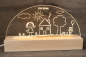 Preview: Personalisierte LED-Tischlampe mit gravierter Kinderzeichnung und Schriftzug „Für Mama" auf Acrylglas und Holzsockel, warmweißes Licht